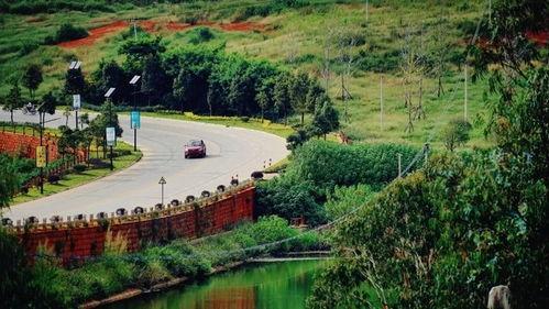 介绍昆明的网红小镇英文,Exploring the Trendy Hotspot: A Glimpse into Kunming's Popular Town