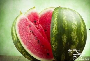 社区人群吃瓜,邻里间的欢乐食趣