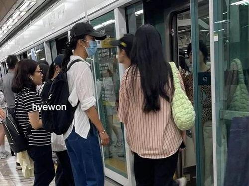 韩国地铁偶遇明星,明星惊喜现身，粉丝尖叫连连