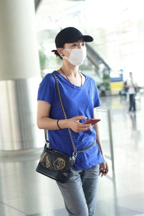 明星蓝色t恤,时尚与个性的完美融合