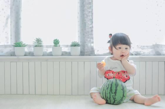 一个小孩网红照片,萌态可掬引网友热议